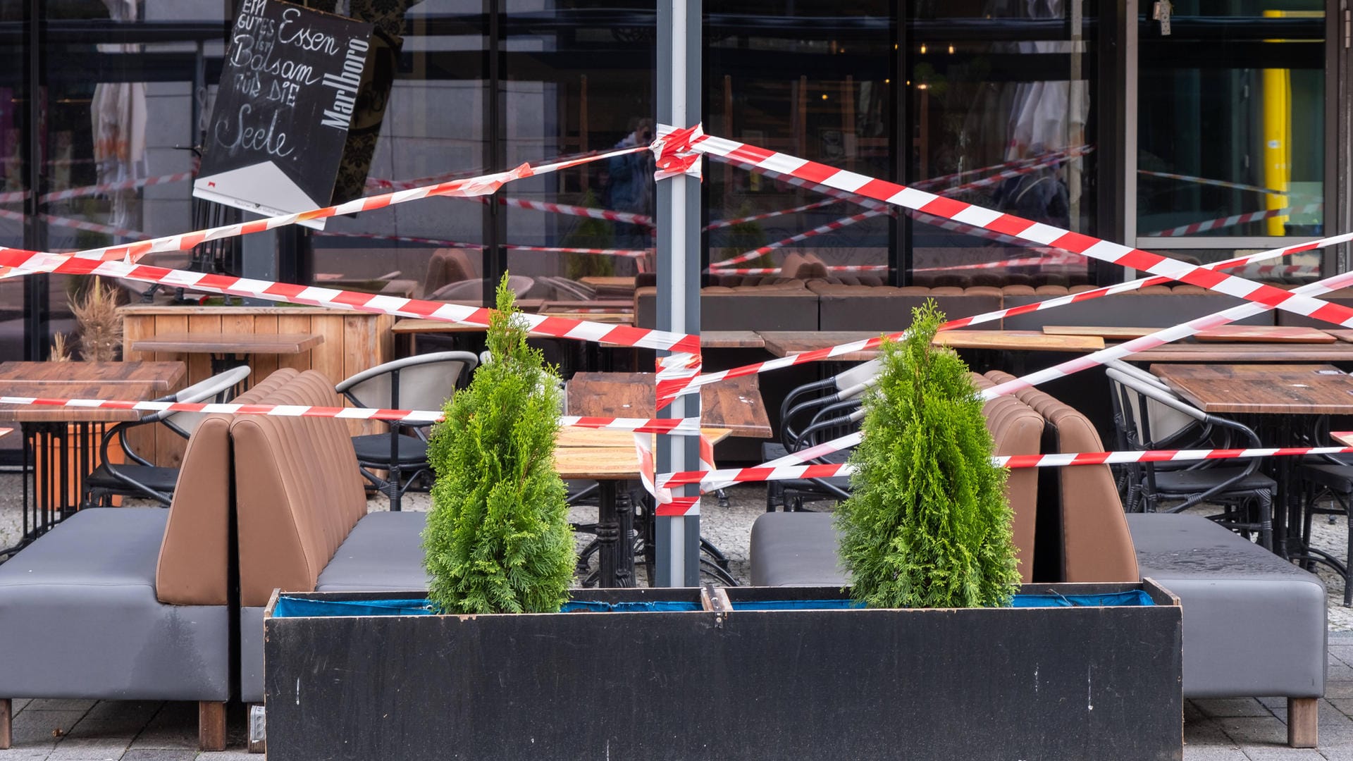 Geschlossene Außengastronomie in Berlin Mitte: Das Förderprogramm ist in der Corona-Krise zur Unterstützung von Soloselbstständigen und Kleinstunternehmen mit bis zu fünf Beschäftigten ausgelegt worden. Geschlossene Außengastronomie in Berlin Mitte: Das Förderprogramm ist in der Corona-Krise zur Unterstützung von Soloselbstständigen und Kleinstunternehmen mit bis zu fünf Beschäftigten ausgelegt worden.