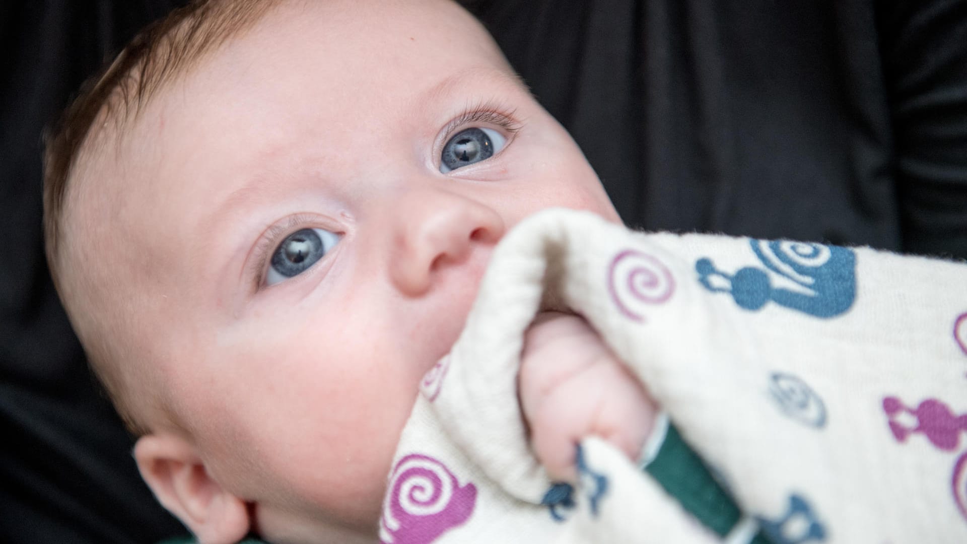 Baby: Es sollte in Wachphasen sein Umfeld gut sehen können.