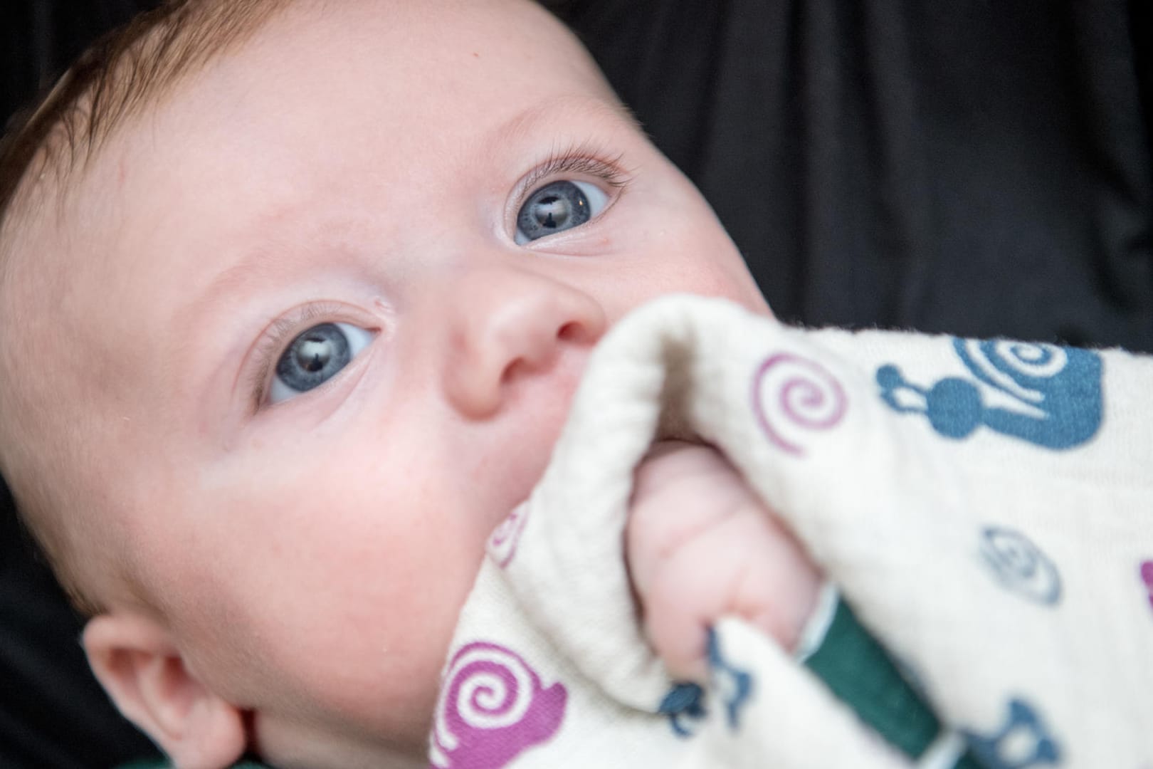 Baby: Es sollte in Wachphasen sein Umfeld gut sehen können.