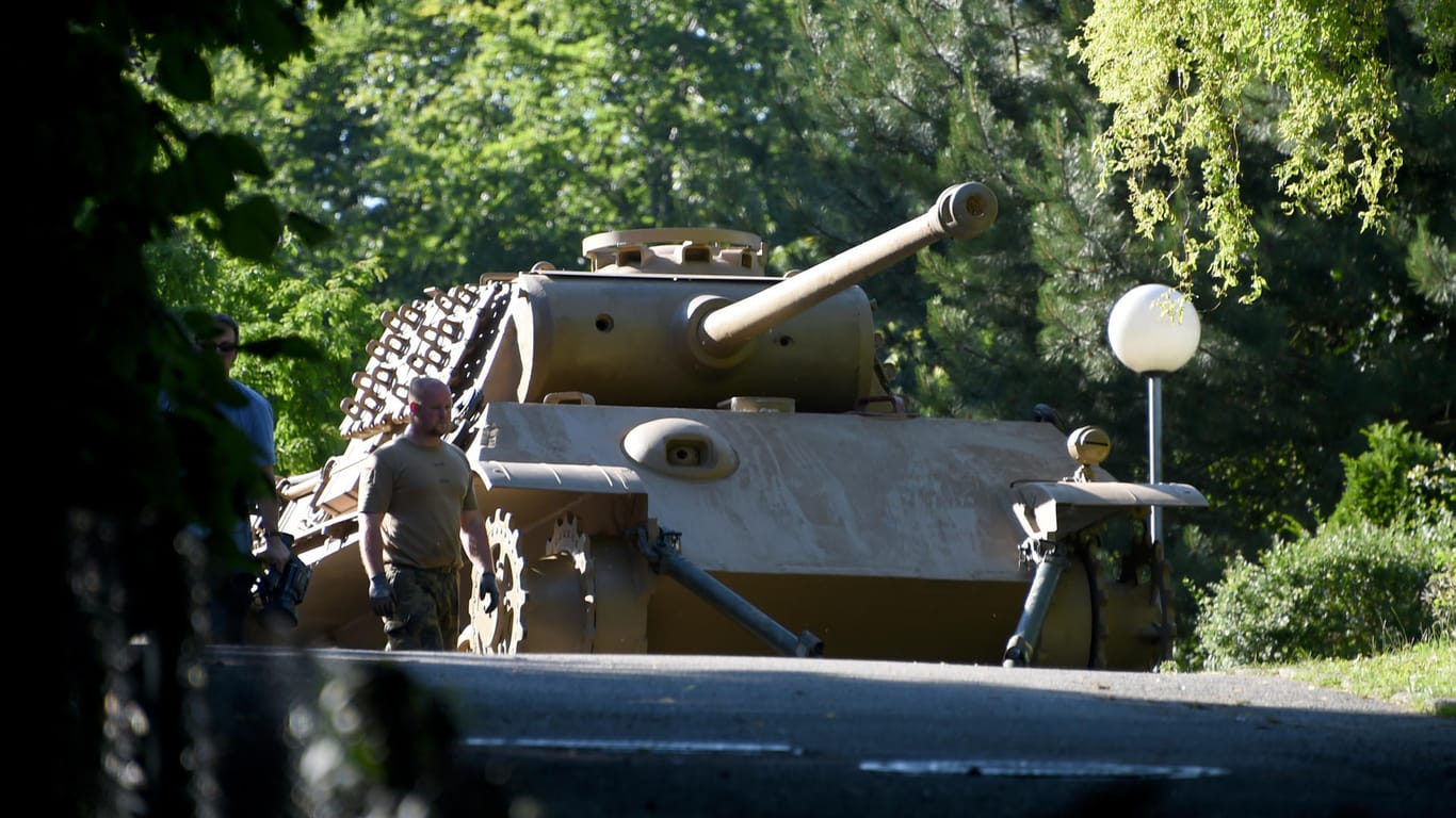Ein "Panther" Kampfpanzer steht auf einem Villengrundstück zum Abtransport bereit (Archivbild): Der 84 Jahre alte Eigentümer stand in Kiel wegen eines möglichen Verstoßes gegen das Kriegswaffenkontrollgesetz vor Gericht.