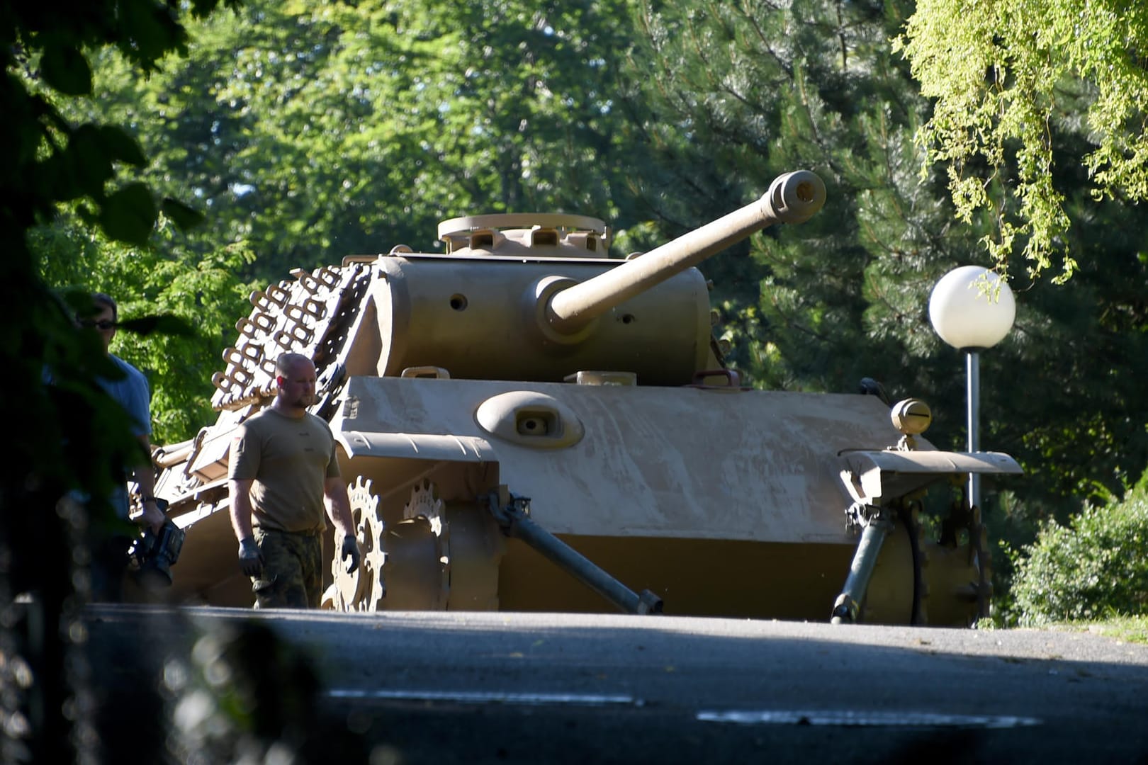 Ein "Panther" Kampfpanzer steht auf einem Villengrundstück zum Abtransport bereit (Archivbild): Der 84 Jahre alte Eigentümer stand in Kiel wegen eines möglichen Verstoßes gegen das Kriegswaffenkontrollgesetz vor Gericht.
