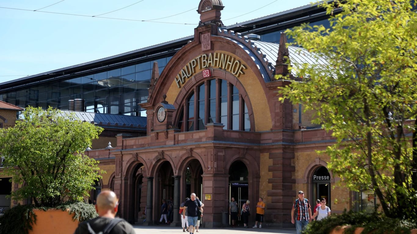 Blick auf den Erfurter Hauptbahnhof (Symbolbild): Die Bundespolizei ist gegen einen alkoholisierten Störenfried vorgegangen.