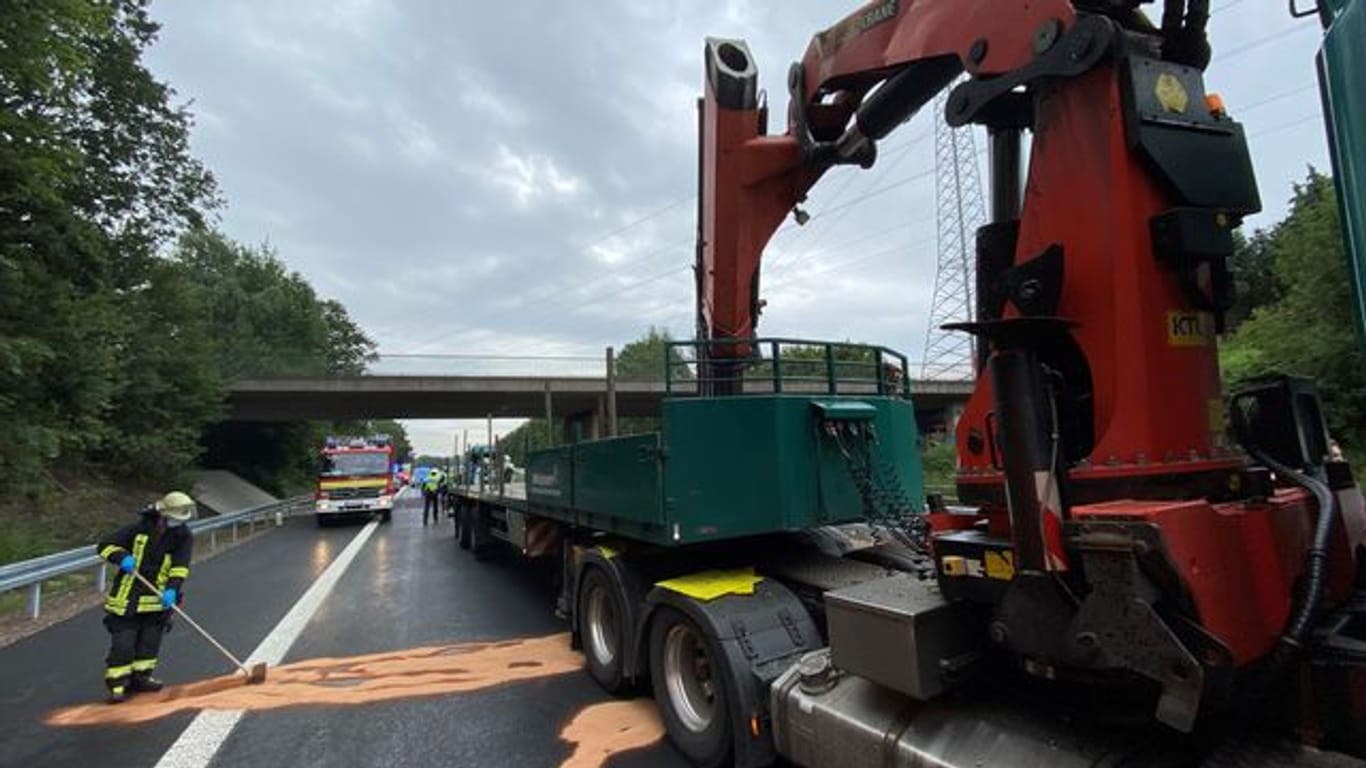 Ein Lastwagen mit Kranaufbau steht vor einer Brücke auf der Bundesstraße 236: Bei dem Unfall in Dortmund sind zwei Personen verletzt worden.