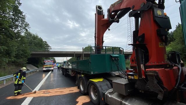 Ein Lastwagen mit Kranaufbau steht vor einer Brücke auf der Bundesstraße 236: Bei dem Unfall in Dortmund sind zwei Personen verletzt worden. Ein Lastwagen mit Kranaufbau steht vor einer Brücke auf der Bundesstraße 236: Bei dem Unfall in Dortmund sind zwei Personen verletzt worden.