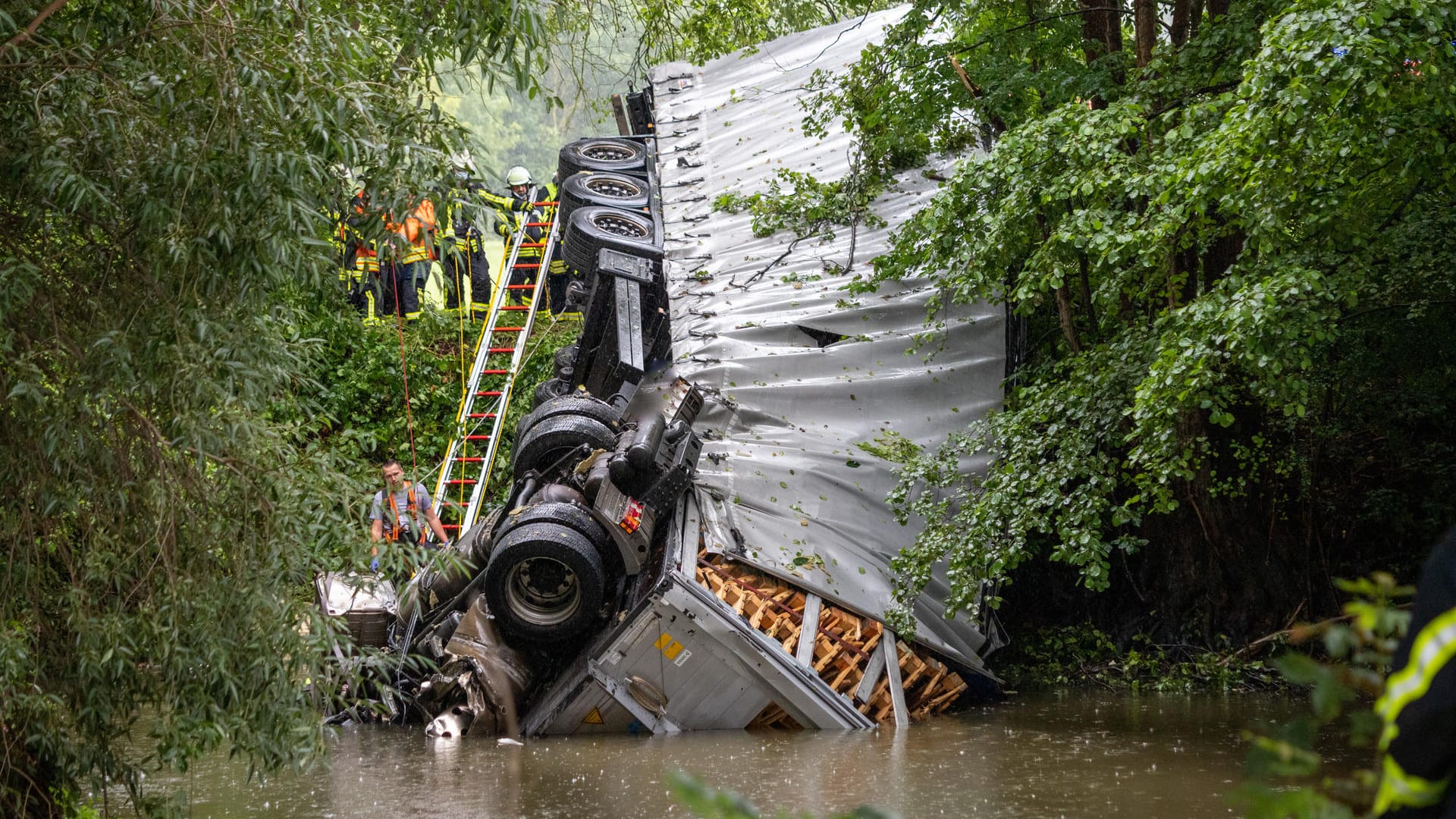 Die Unglücksstelle unterhalb der Kinzigtalbrücke: Taucher suchten den Fluss nach dem Fahrer ab. Die Unglücksstelle unterhalb der Kinzigtalbrücke: Taucher suchten den Fluss nach dem Fahrer ab.