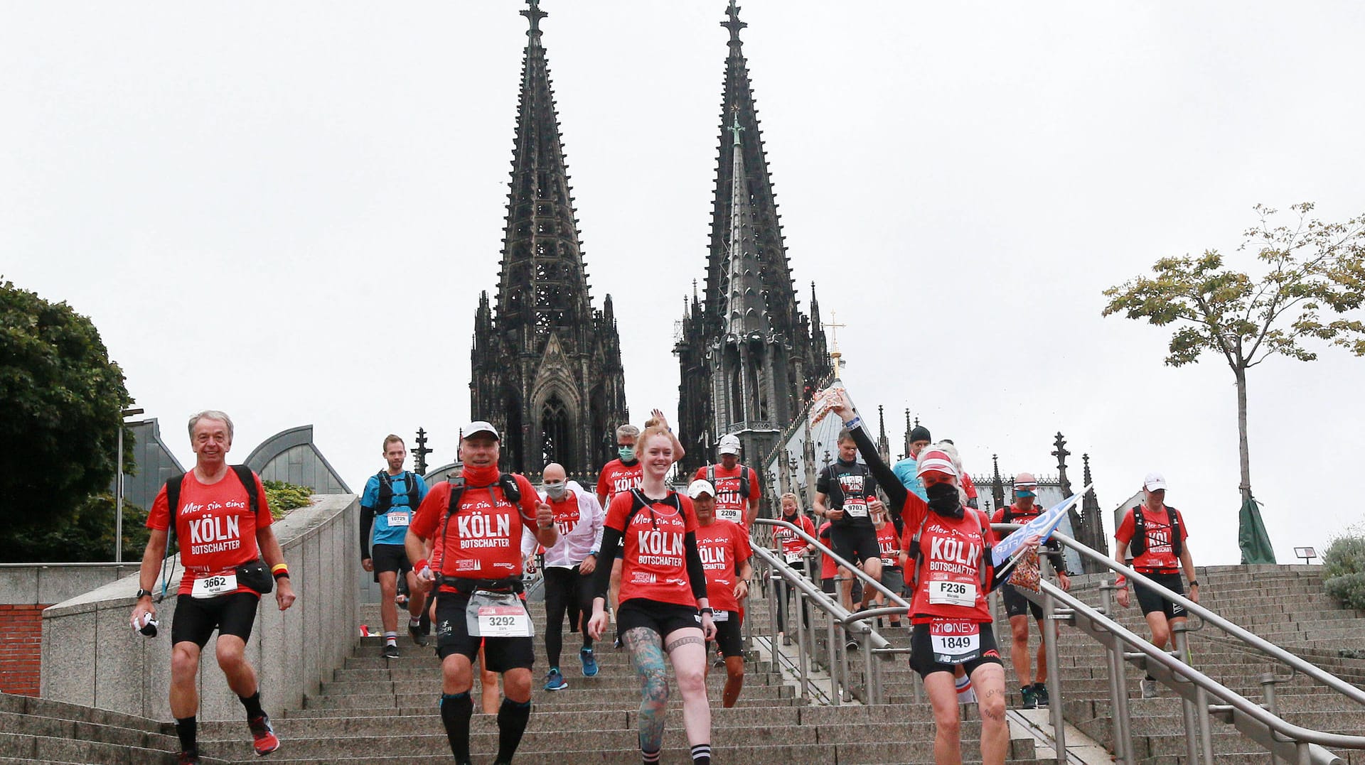 Start einer Läufergruppe an der Treppe der Philharmonie runter zum Rhein beim Virtuellen Köln-Marathon im vergangenen Jahr (Archivbild): Auch 2021 kann der Marathon in Köln nicht wie gewohnt stattfinden.