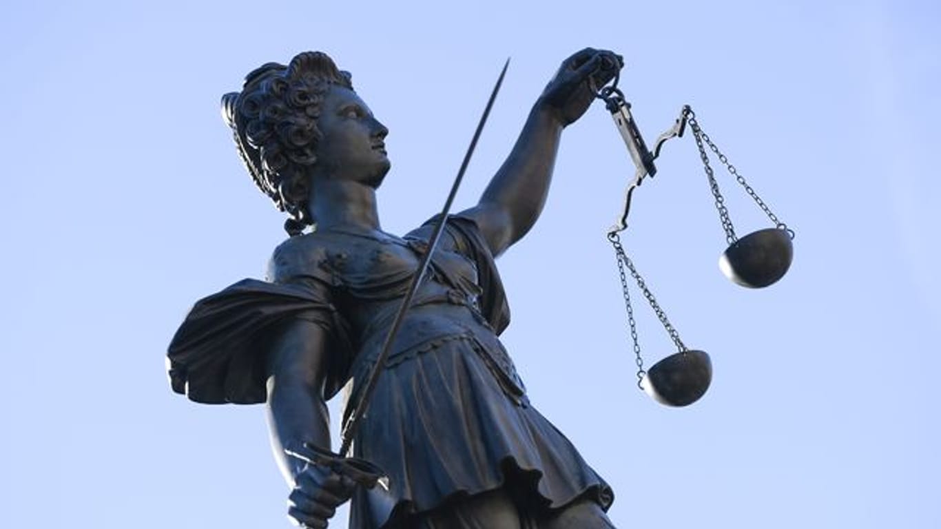 Eine Statue der Justitia steht unter freiem Himmel (Archivbild): Der Angeklagte gab an, von dem Betrug nichts zu wissen.