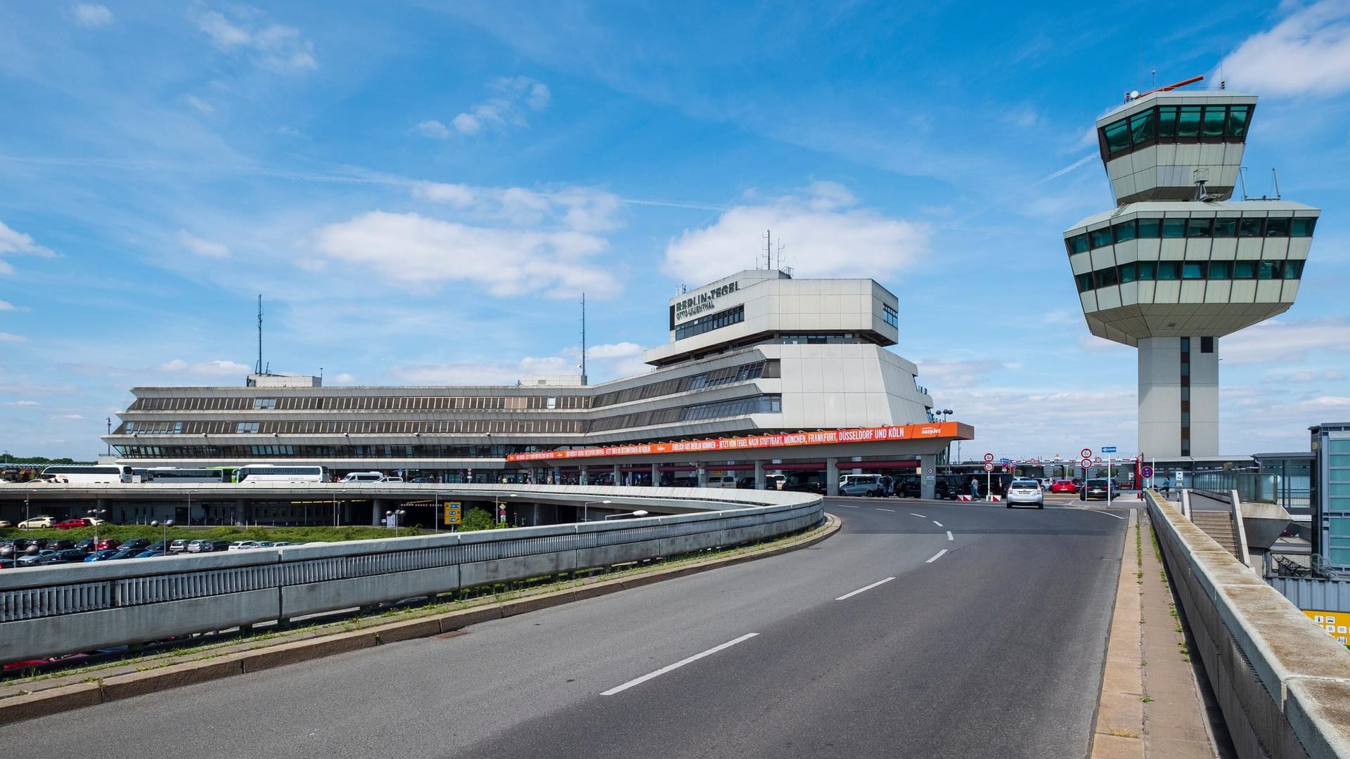 Tegel Flughafen: Für die "Freedom Dinner" genannte Abendveranstaltung auf dem Gelände stehen weitere 1.000 kostenlose Tickets zur Verfügung. Tegel Flughafen: Für die "Freedom Dinner" genannte Abendveranstaltung auf dem Gelände stehen weitere 1.000 kostenlose Tickets zur Verfügung.