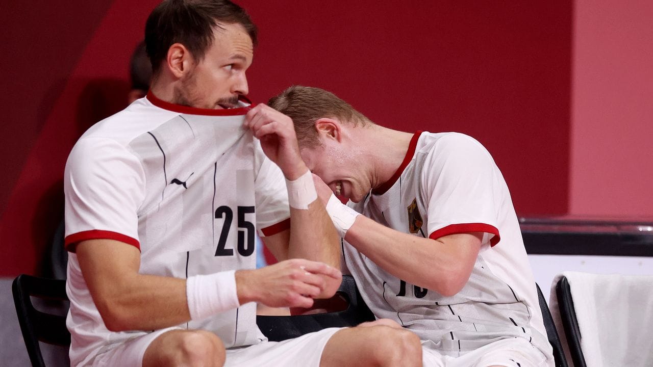 Die deutschen Handballer um Kai Häfner (l) und Timo Kastening sind im Viertelfinale gegen Ägypten ausgeschieden.
