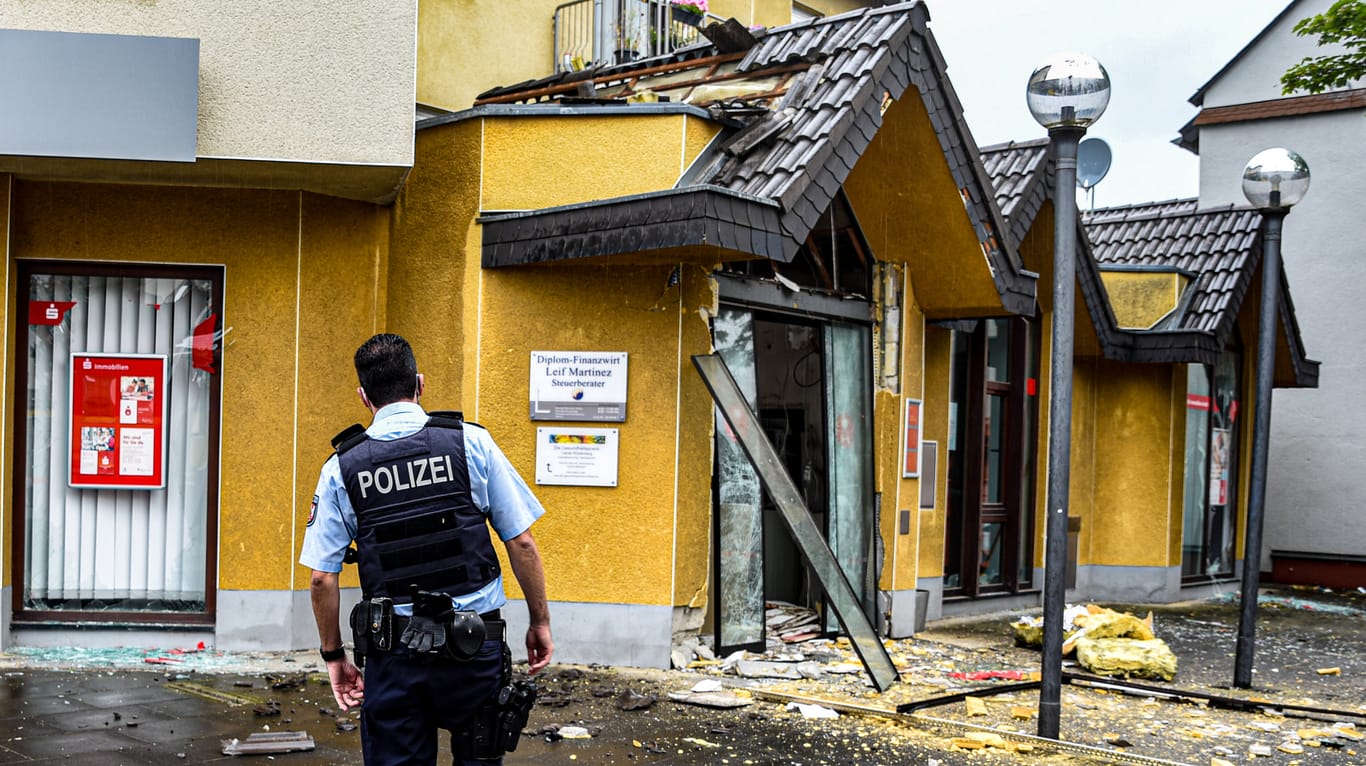 Ein Polizist sichert nach einer Geldautomatensprengung den Tatort: In einer Bank in Erftstadt bei Köln haben unbekannte Täter am frühen Dienstagmorgen einen Geldautomaten gesprengt.
