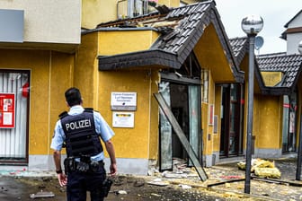 Ein Polizist sichert nach einer Geldautomatensprengung den Tatort: In einer Bank in Erftstadt bei Köln haben unbekannte Täter am frühen Dienstagmorgen einen Geldautomaten gesprengt.