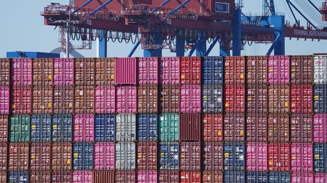 Gestapelte Container stehen im Hafen (Symbolbild): 2,59 Millionen Standardcontainer wurden im ersten Halbjahr verschifft.
