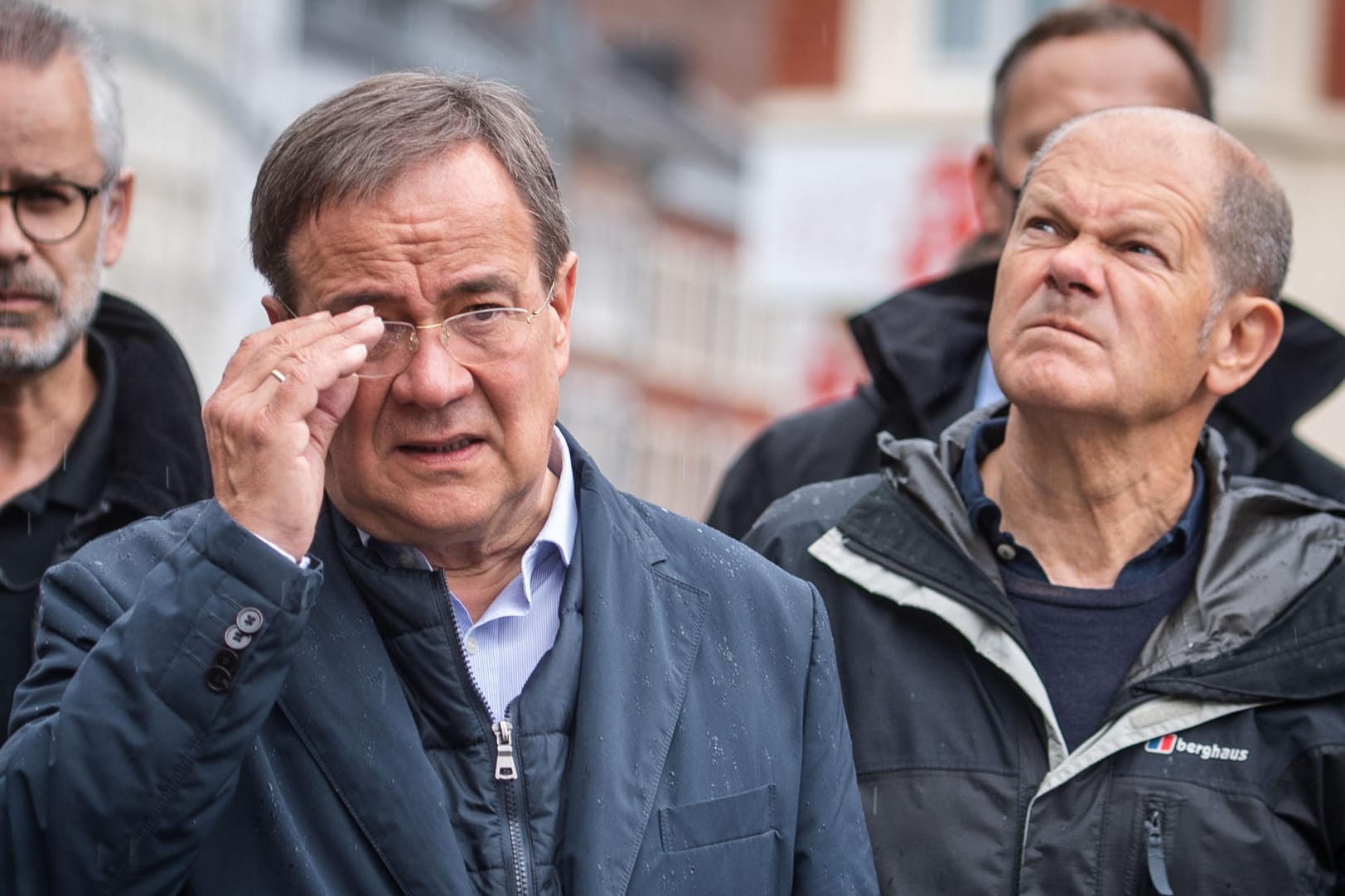 Armin Laschet, dieses Mal mit Olaf Scholz (r.) in Stolberg: Und gleich der nächste Termin im Flutgebiet. Beim letzten freuten sich die Bewohner nicht.