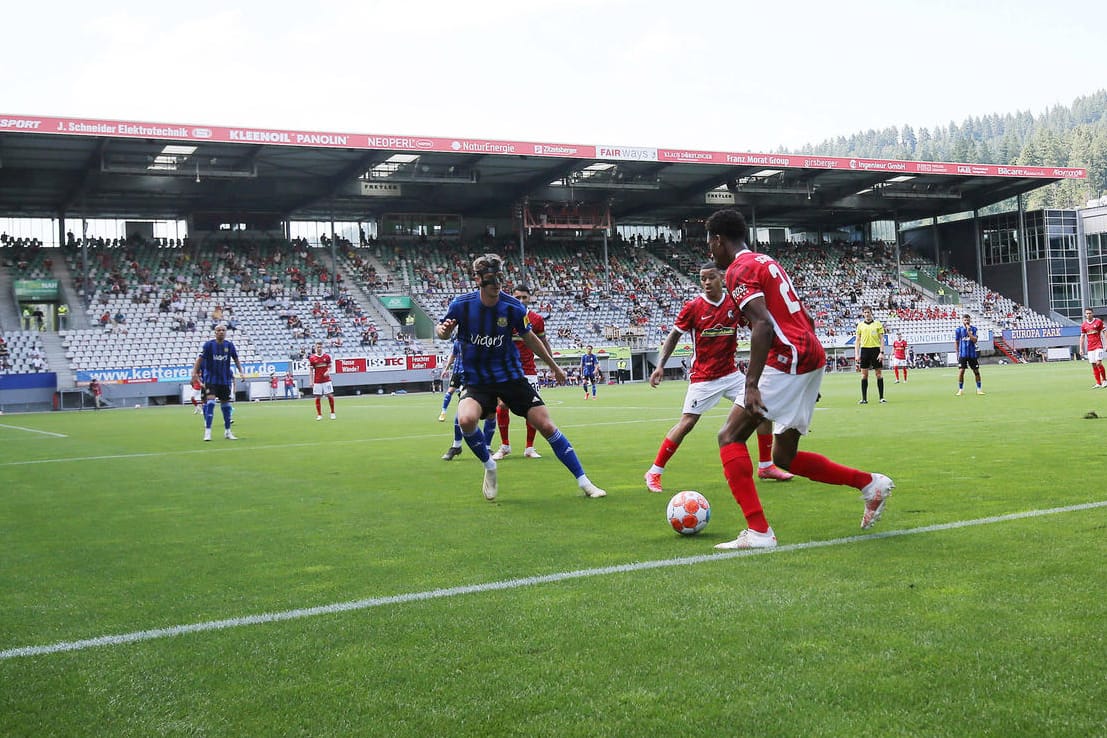 Testspiel im aktuellen Heimstadion: Freiburg gegen Saarbrücken im Juli 2021.