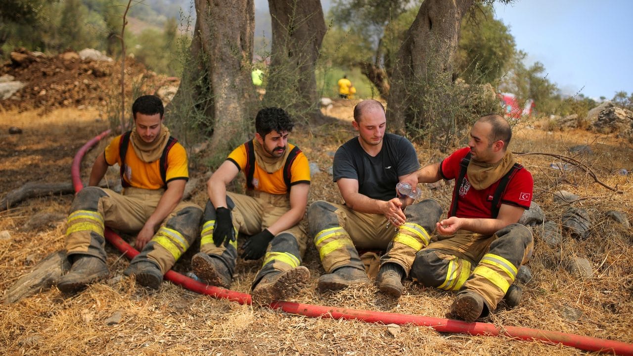 Türkische Feuerwehrleute machen eine Pause beim Einsatz in der Region Mugla.