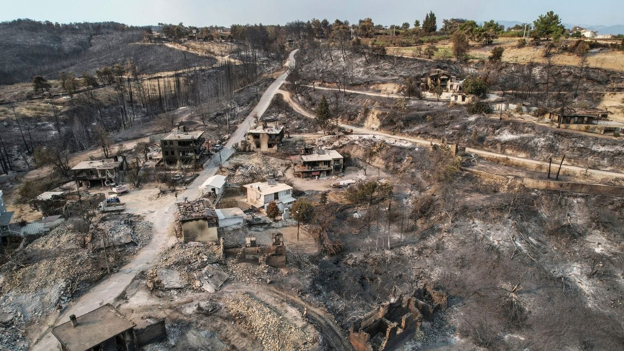 Durch einen Waldbrand zerstörte Häuser in der Türkei.