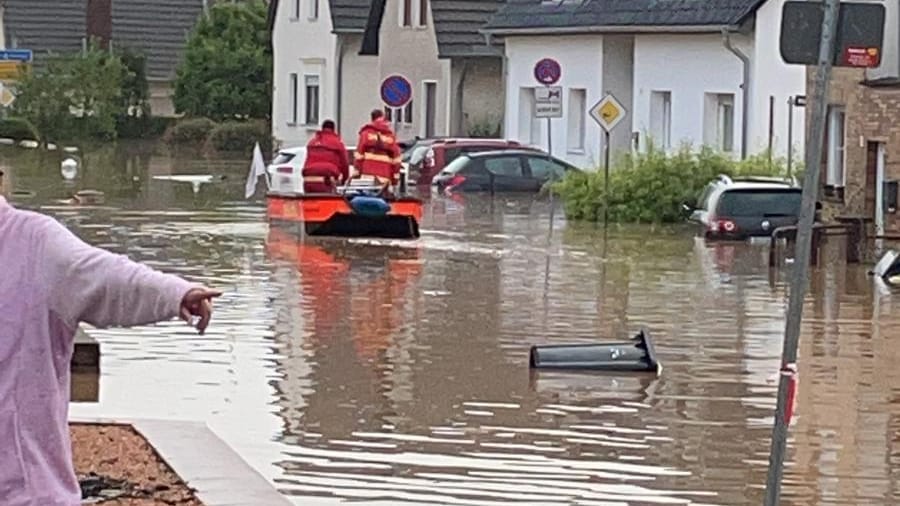 Blick aufs Hochwasser von Boldes Haus aus: Mitten in der Nacht flutete das Wasser Straßen, Keller und das Erdgeschoss.