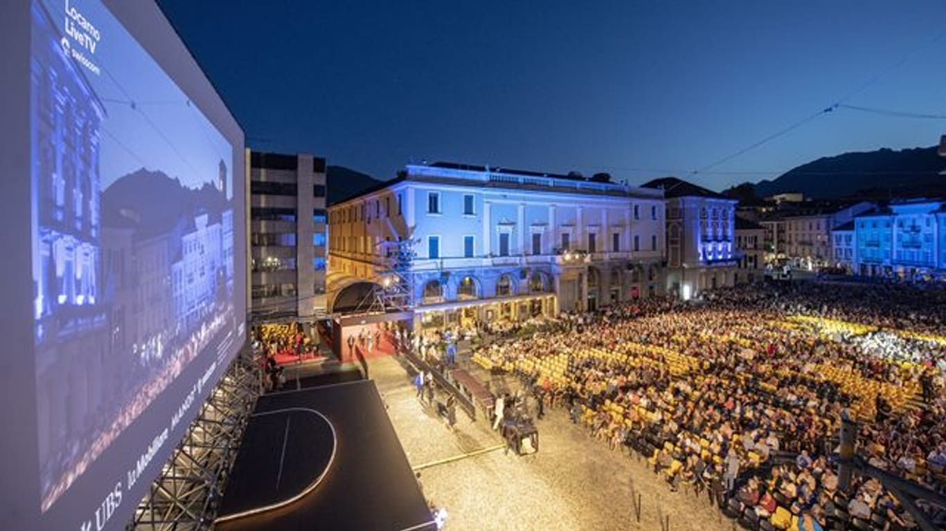 Zuschauer auf dem Piazza Grande 2019 beim Internationalen Filmfestival Locarno.