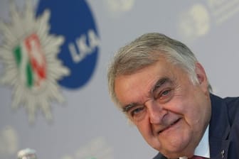 Herbert Reul (CDU) bei einer Pressekonferenz