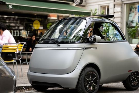Der elektrische Microlino ist ein kompaktes Stadtauto für zwei Personen.