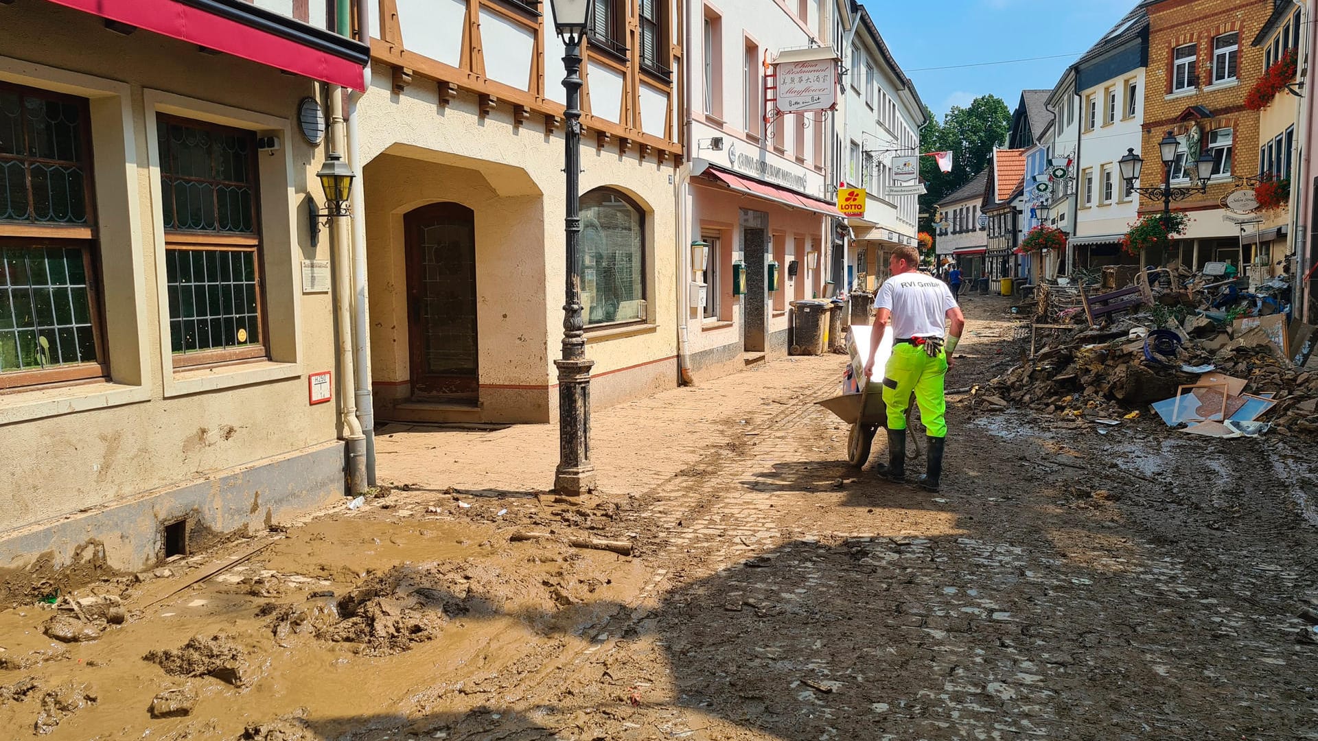 Hilfe im Flutgebiet: Manch einer kam sich alleingelassen vor. Da löste es bei manchen Unverständnis aus, dass ein von "Querdenkern" aufgebautes Hilfsangebot geschlossen wurde.