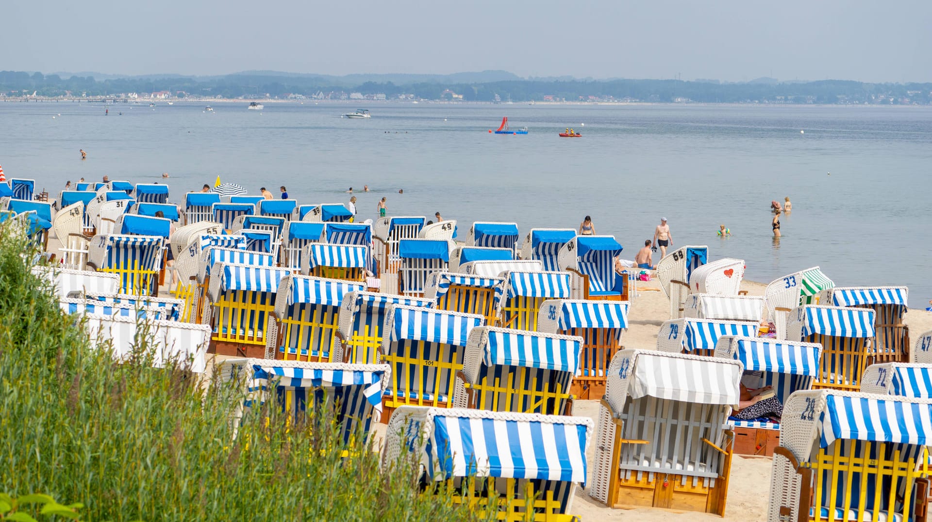 Touristen am Timmendorfer Strand: In der Ostsee haben Urlauber einen Jungen vor dem Ertrinken gerettet. (Archivfoto)