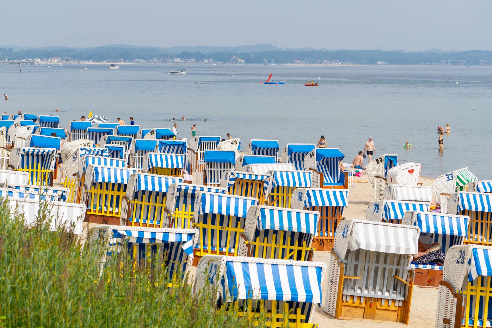 Touristen am Timmendorfer Strand: In der Ostsee haben Urlauber einen Jungen vor dem Ertrinken gerettet. (Archivfoto)