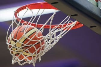 Ein Basketball fällt durch den Basketballkorb