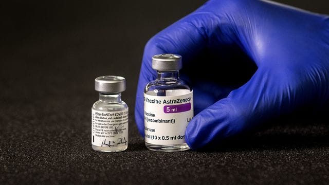 Ampullen mit den Corona-Impfstoffen von Astrazeneca (r)