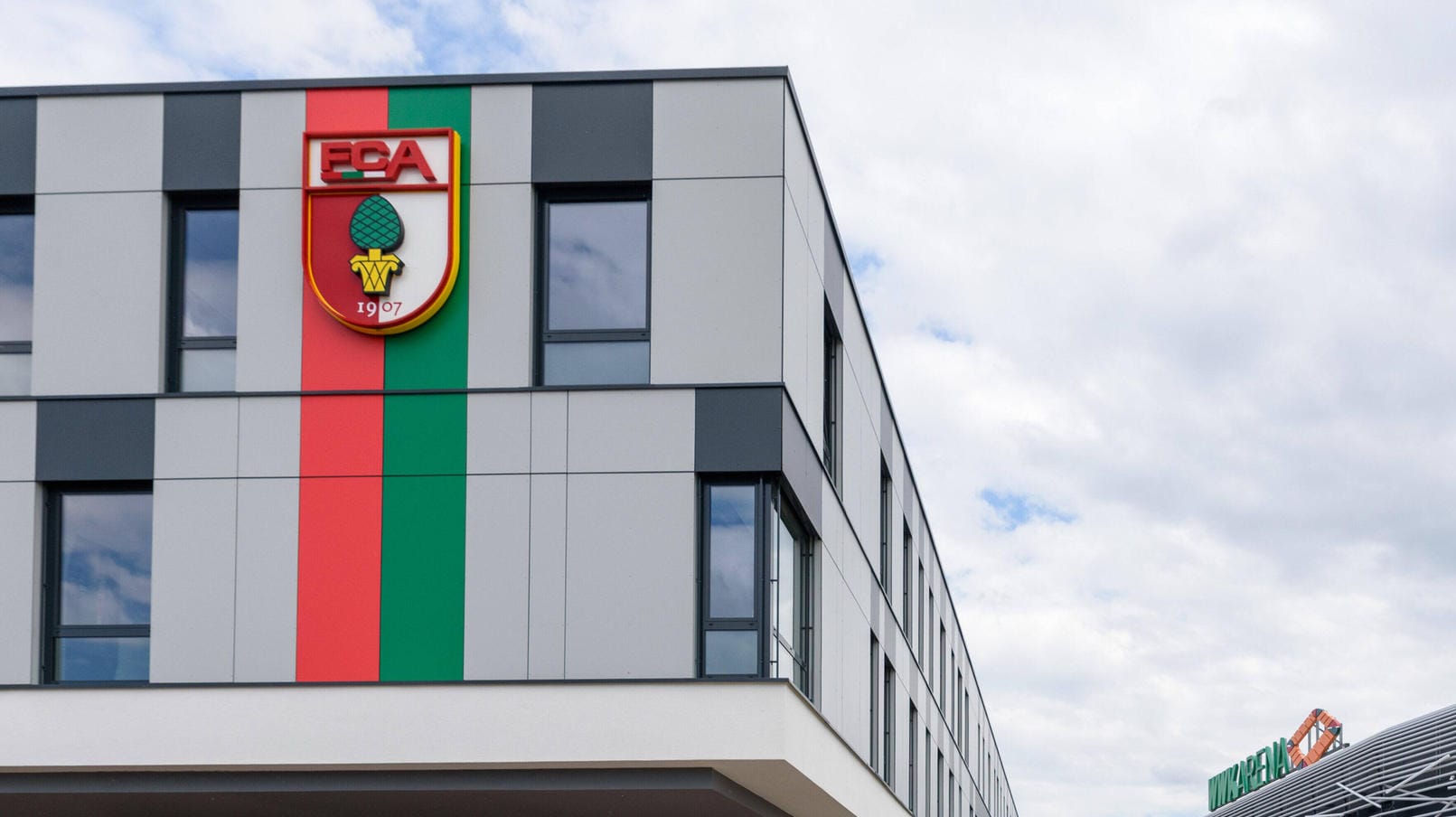 Geschäftsstelle des FC Augsburg (Archivbild): Der Zoll hat die Räumlichkeiten des Bundesligisten durchsucht. Geschäftsstelle des FC Augsburg (Archivbild): Der Zoll hat die Räumlichkeiten des Bundesligisten durchsucht.