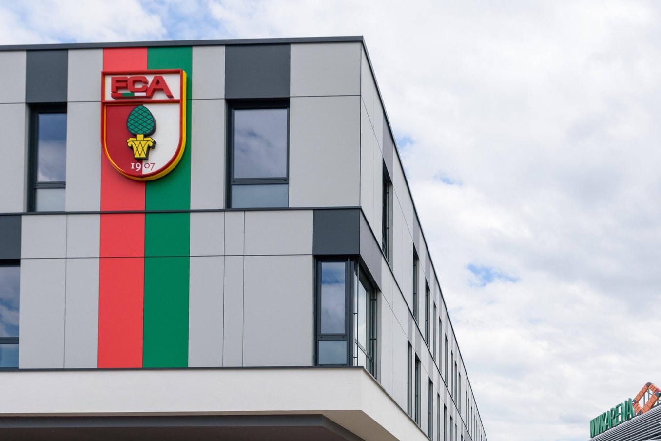 Geschäftsstelle des FC Augsburg (Archivbild): Der Zoll hat die Räumlichkeiten des Bundesligisten durchsucht.