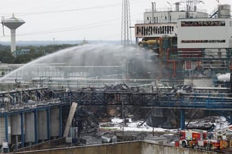 Einsatzkräfte der Feuerwehr bei Löscharbeiten im Chempark: Die gewaltige Explosion und der Brand in Leverkusen hat mehreren Menschen das Leben gekostet.