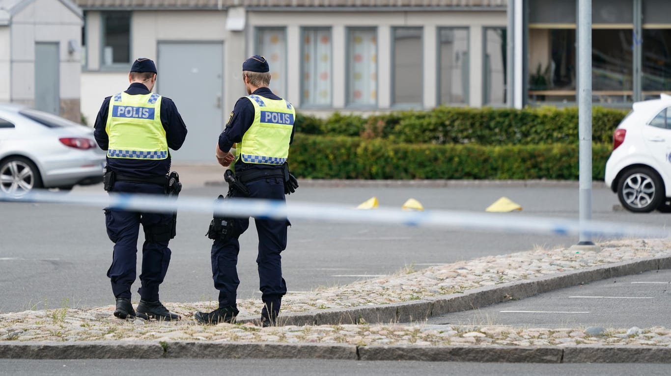 Polizisten in Kristianstad: In der schwedischen Kleinstadt sind offenbar Schüsse gefallen.
