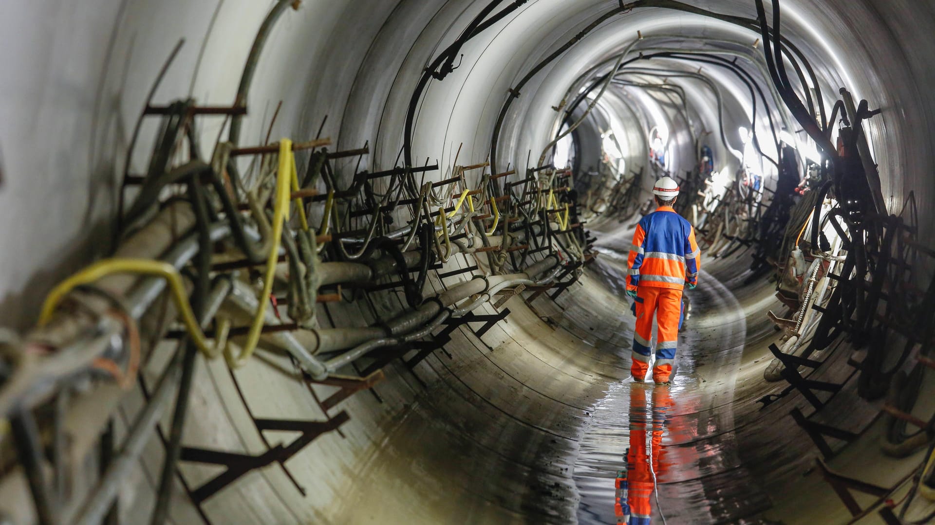 Arbeiter in einem Neubau eines Abwasserkanals (Symbolbild): Drei Männer wurden von steigendem Wasser überrascht.