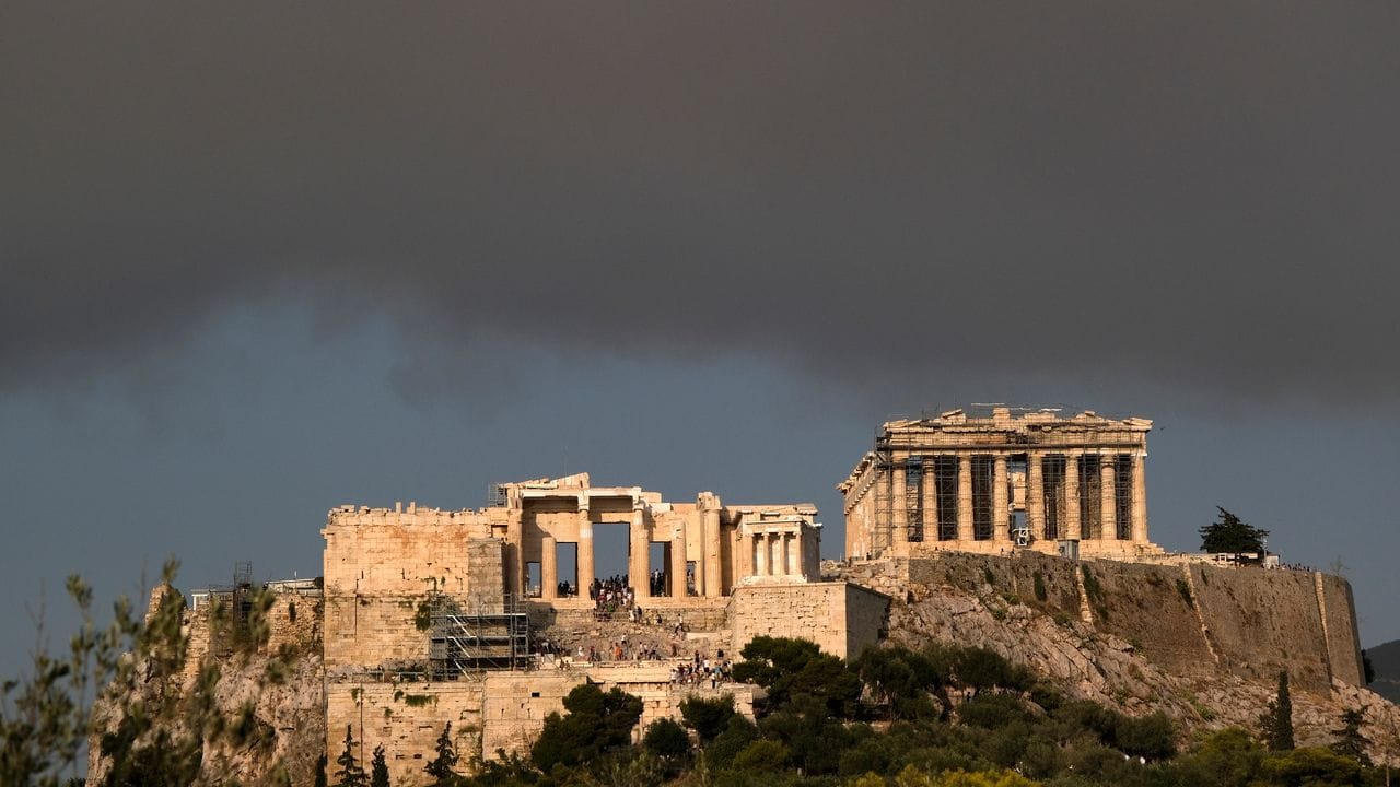 Rauch eines Waldbrandes steigt über der Akropolis auf.