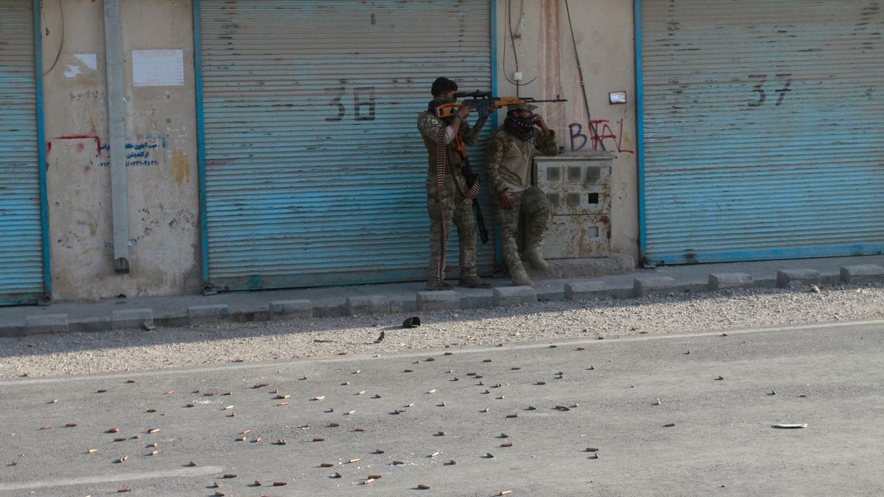 Afghanische Sicherheitskräfte kämpfen gegen Taliban.