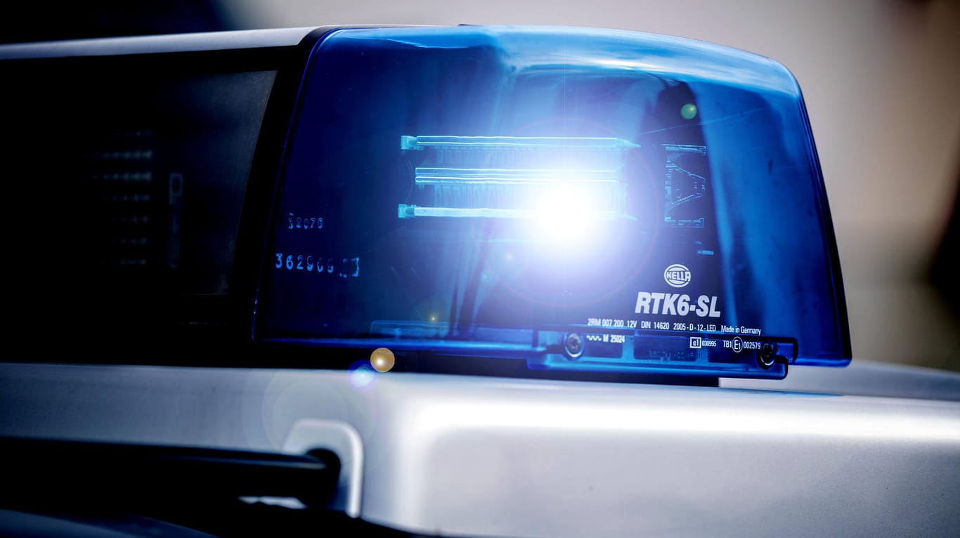 Blaulicht eines Polizeiwagens: Nach einer Öffentlichkeitsfahndung ist eine 14-Jährige aus Geiselbach wieder aufgetaucht. (Symbolbild)