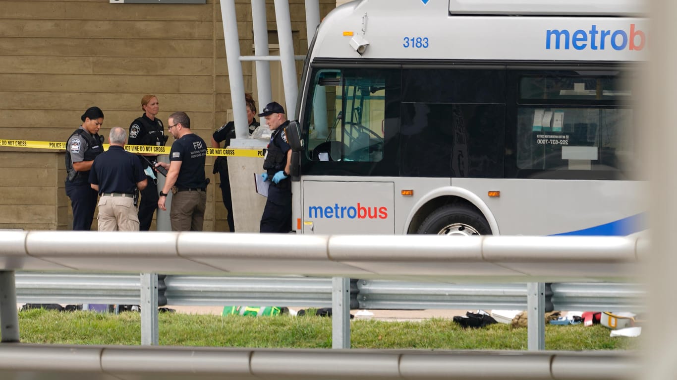 Polizisten sichern die Bushaltestelle in der Nähe des Pentagons: Aus ungeklärten Gründen kam es dort zu einem Schusswechsel.