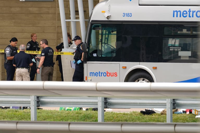 Polizisten sichern die Bushaltestelle in der Nähe des Pentagons: Aus ungeklärten Gründen kam es dort zu einem Schusswechsel.