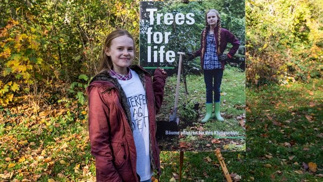 Mirella Schulze (Tilda Jenkins) vor dem Kampagnenplakat zu "Trees for Life".