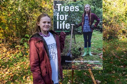 Mirella Schulze (Tilda Jenkins) vor dem Kampagnenplakat zu "Trees for Life".