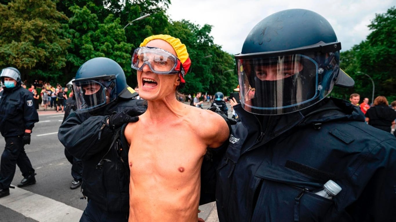Bei den "Querdenker"-Protesten am Wochenende in Berlin nahmen Polizisten mehr als 600 Demonstranten fest.