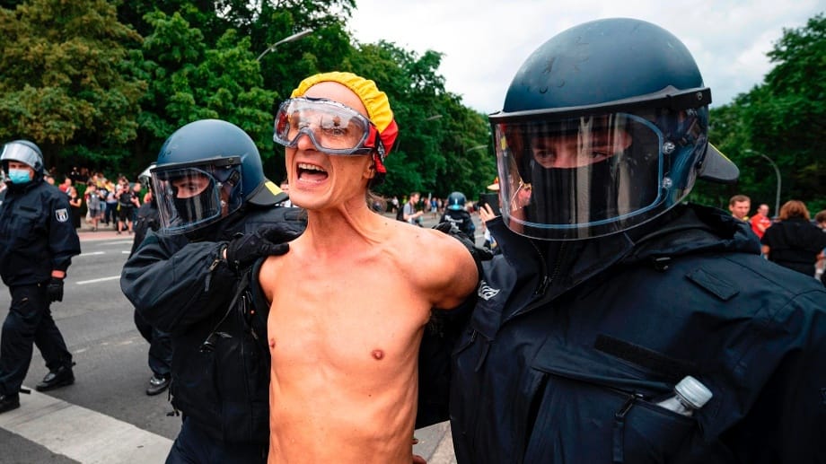 Bei den "Querdenker"-Protesten am Wochenende in Berlin nahmen Polizisten mehr als 600 Demonstranten fest.