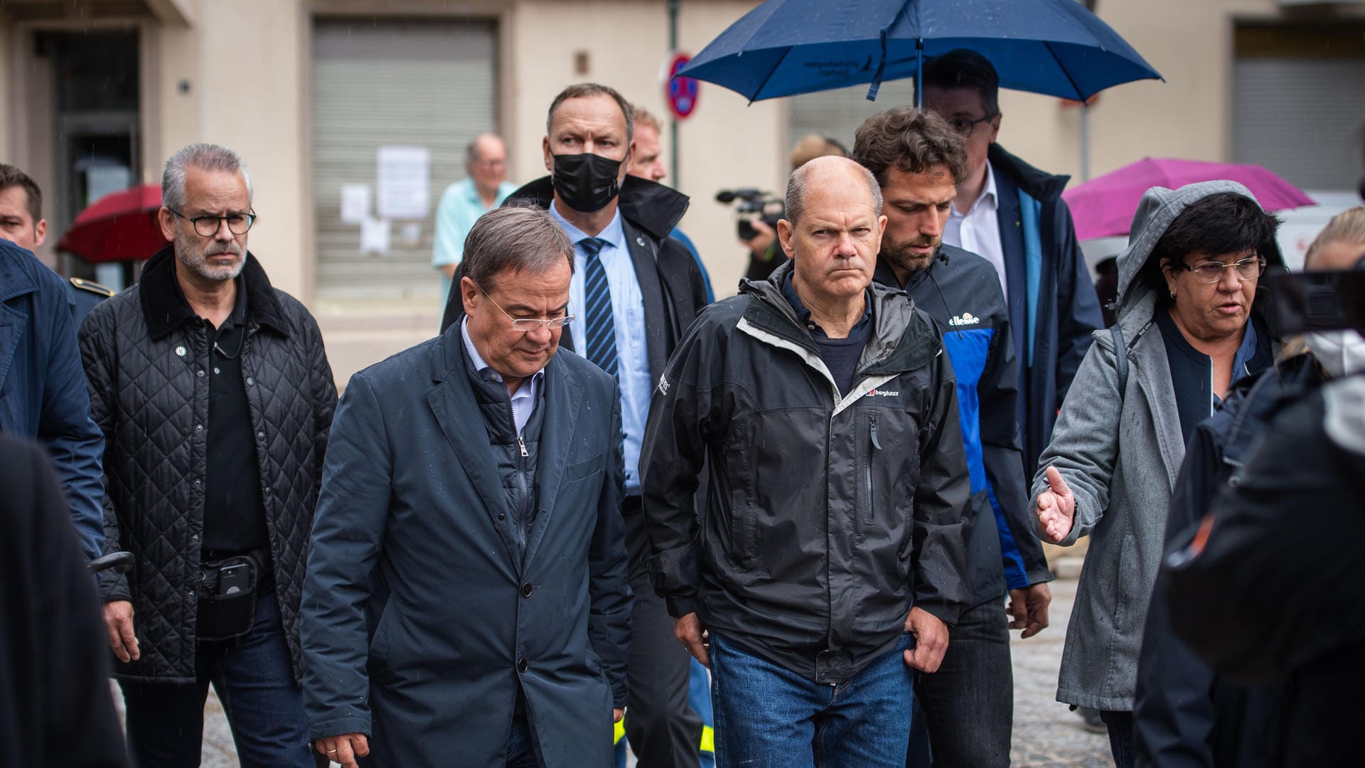 CDU-Ministerpräsident Armin Laschet mit seinem Konkurrenten Olaf Scholz in Stolberg bei Aachen.