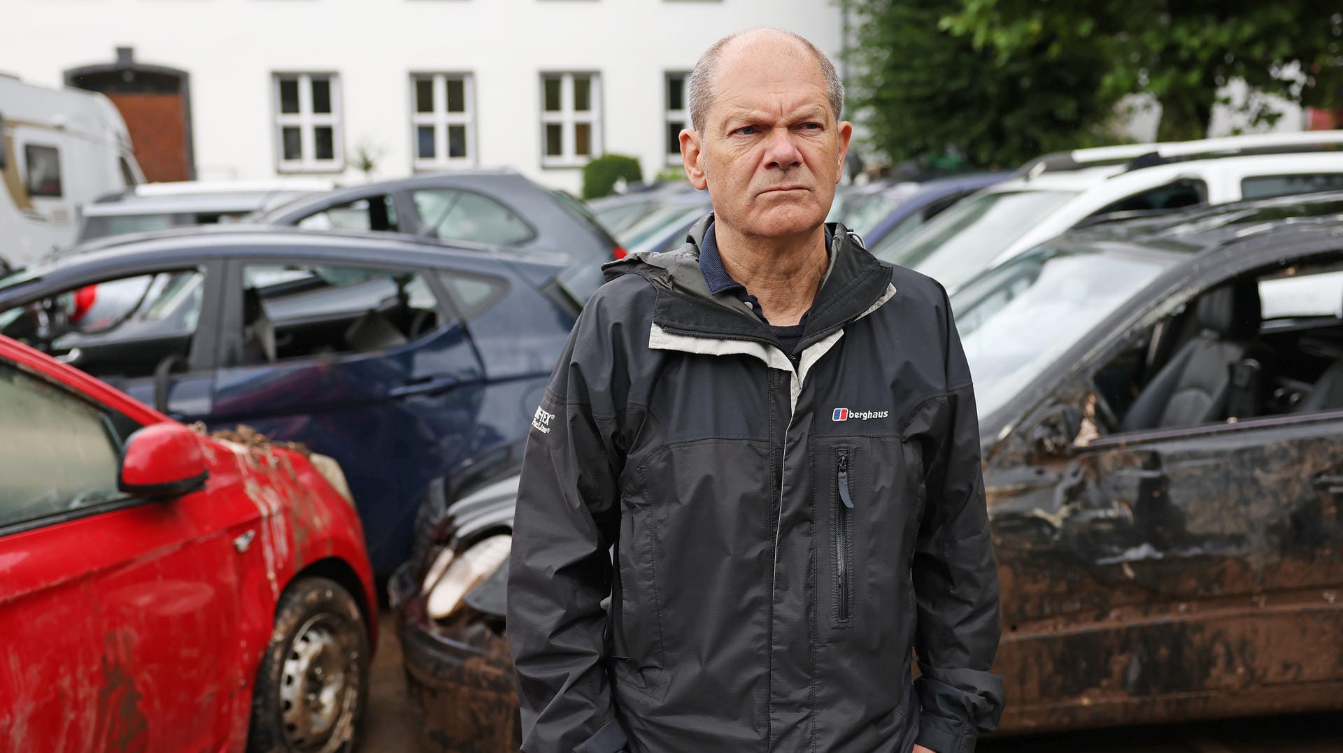 SPD-Kanzlerkandidat Olaf Scholz bei seinem gestrigen Besuch im NRW-Hochwassergebiet in Gemünd.