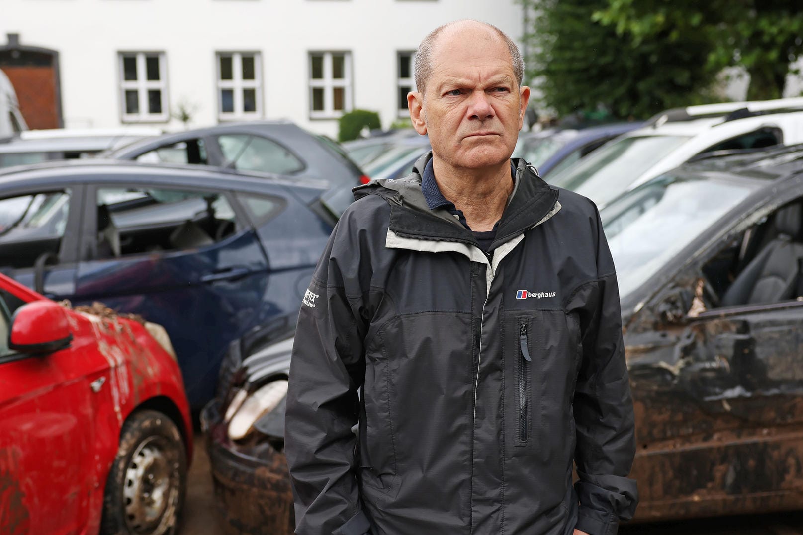 SPD-Kanzlerkandidat Olaf Scholz bei seinem gestrigen Besuch im NRW-Hochwassergebiet in Gemünd.