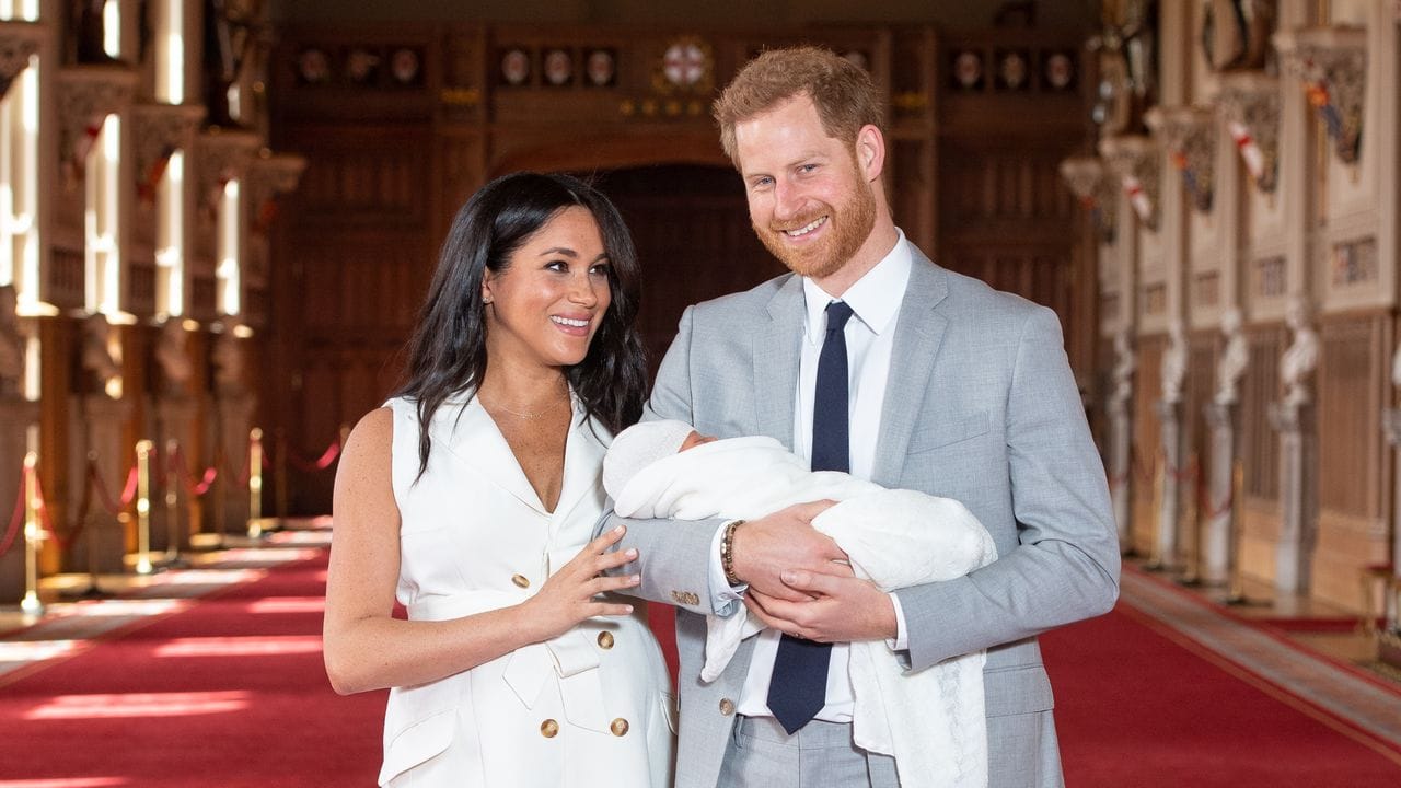 Der britische Prinz Harry und seine Frau Meghan halten ihren Sohn Archie.