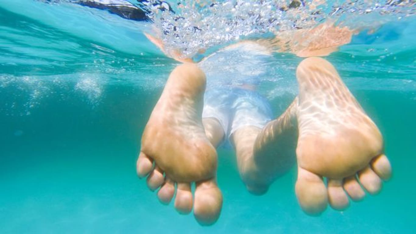 Schwimmen ohne kalte Zehen: Mit einer Wärmepumpe oder Solaranlagen lassen sich heimische Pools beheizen.