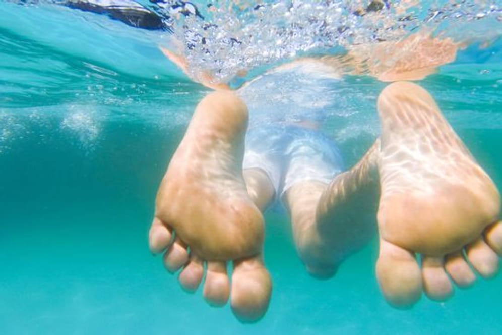 Schwimmen ohne kalte Zehen: Mit einer Wärmepumpe oder Solaranlagen lassen sich heimische Pools beheizen.