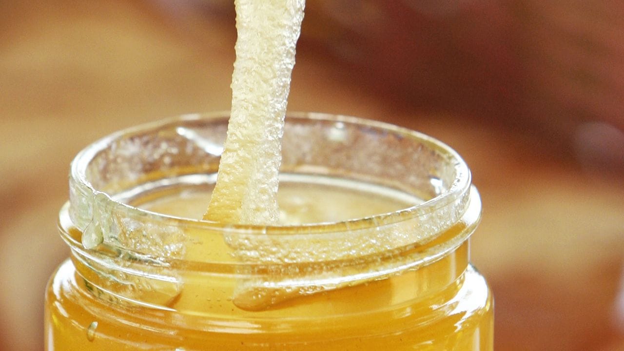 Wenn der Honig mit Kristallen durchsetzt ist, fühlt sich das wie Sand auf der Zunge an.